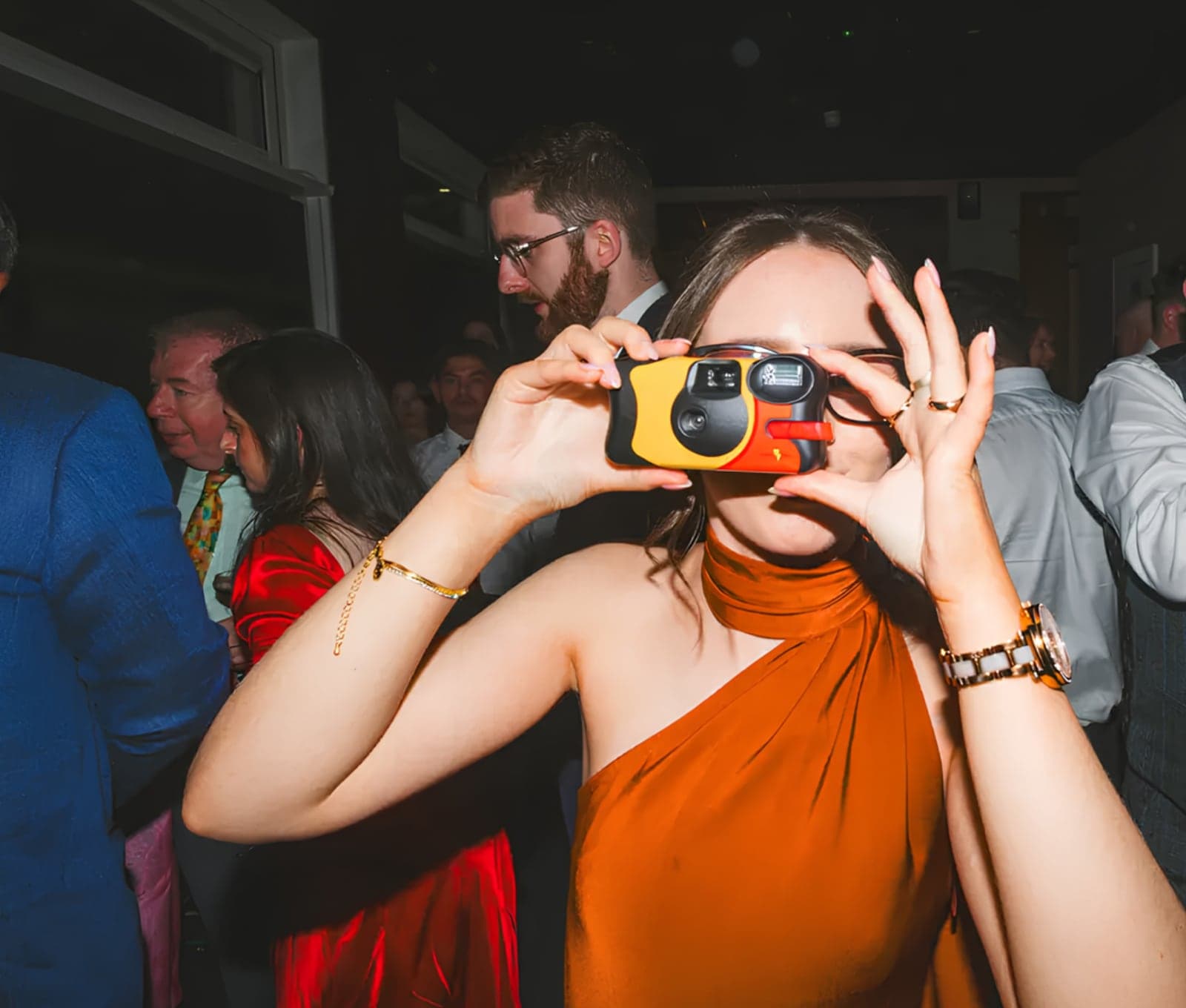 Gast fotografiert auf einer Feier mit einer bedruckten Einwegkamera
